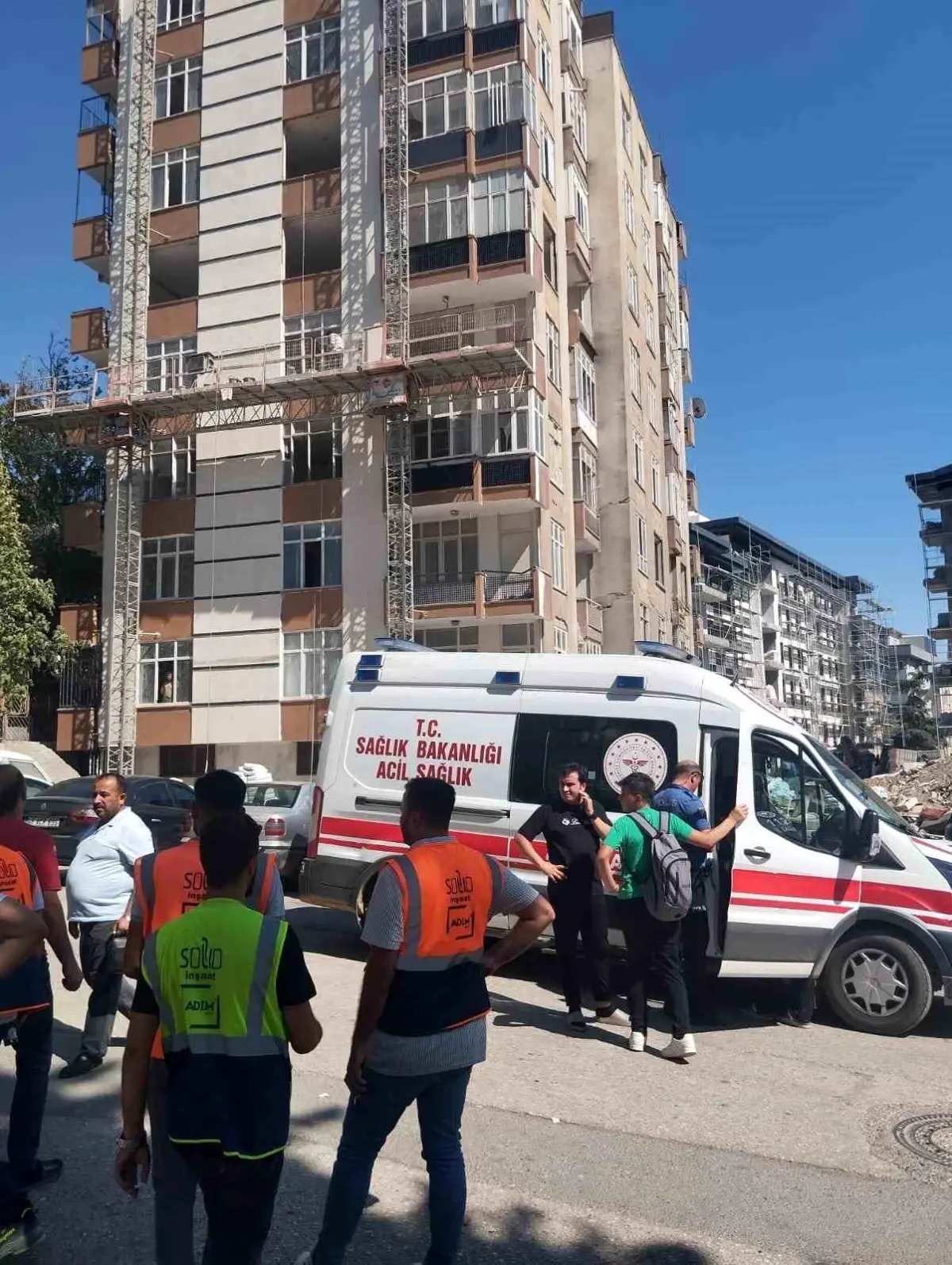 Kahramanmaraş’ta İnşaat Halindeki Binadan Moloz Düşmesi: 3 Çocuk Yaralandı
